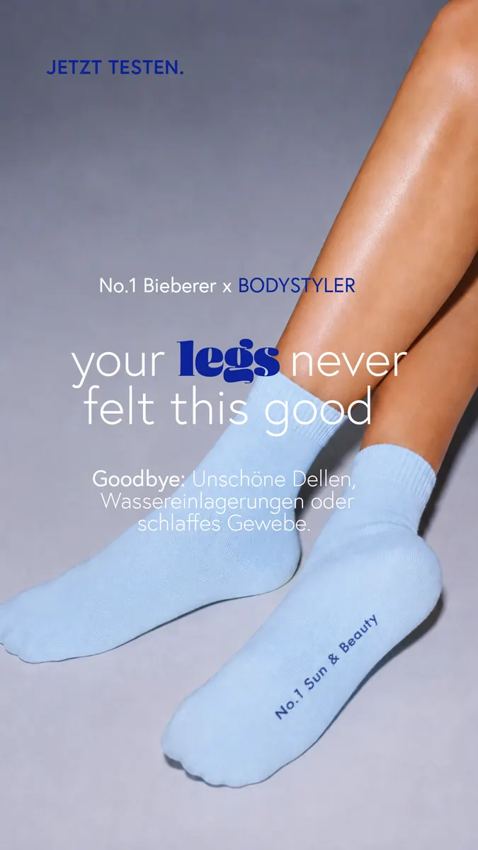 Kampagnenmotiv: Beine mit hellblauen Socken, auf der Sohle der Schriftzug „No. 1 Sun & Beauty". Im Bild steht: „Jetzt testen. No.1 Bieberer x Bodystyler — your legs never felt this good. Goodbye: Unschöne Dellen, Wassereinlagerungen oder schlaffes Gewebe."